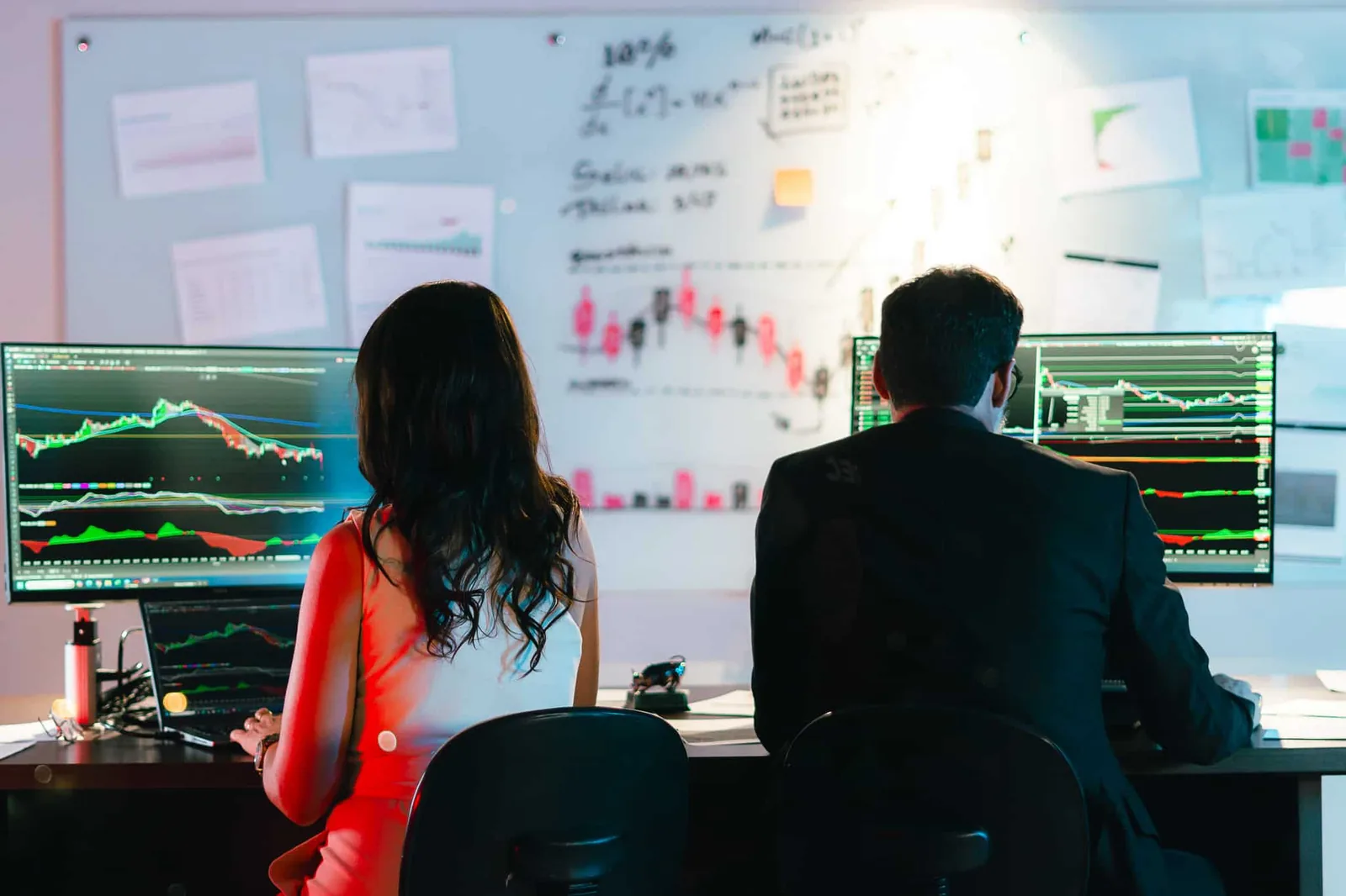 Traders acompanhando telas de operação